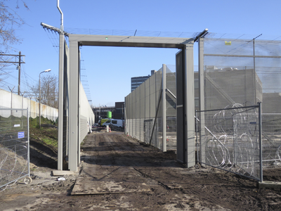 907931 Afbeelding van de constructie van een veiligheidssluis aan de zijkant van de Dr. H. van der Hoevenkliniek ...